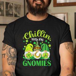 Chillin With My Gnomies St Patricks Day Shamrock Irish Gnome T-Shirt