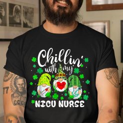 Chilling With My NICU Nurse Gnome Patrick Day Shamrock Irish T-Shirt