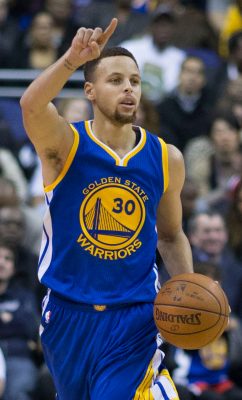 Stephen Curry dribbling 2016 cropped