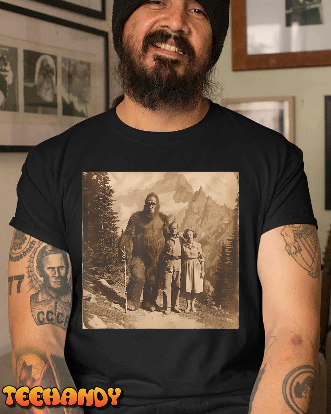Funny Bigfoot Photo Vintage Hiking Sasquatch Bigfoot Fans T-Shirt