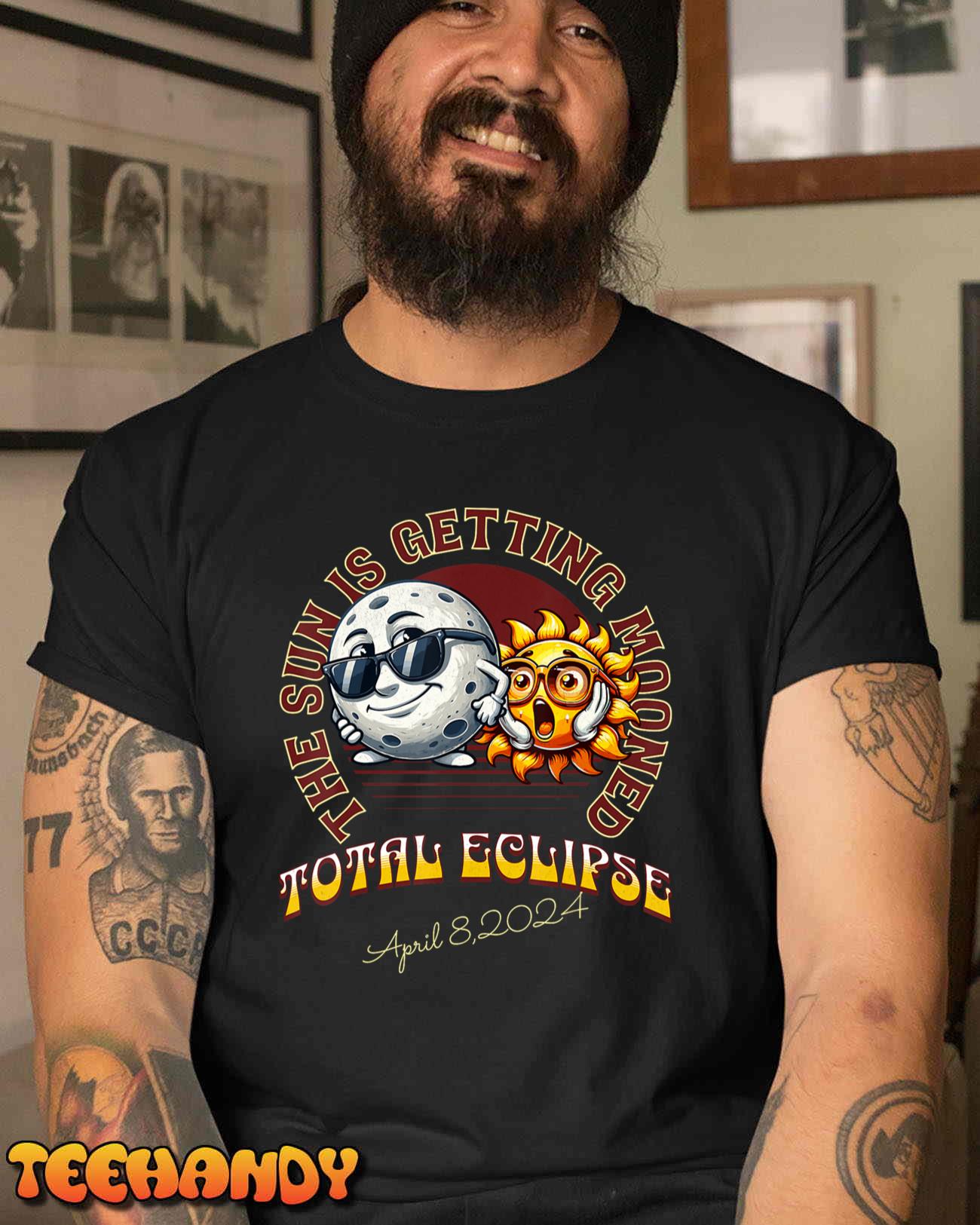 Total Solar Eclipse Chase 2024 Sun is Getting Mooned T-Shirt